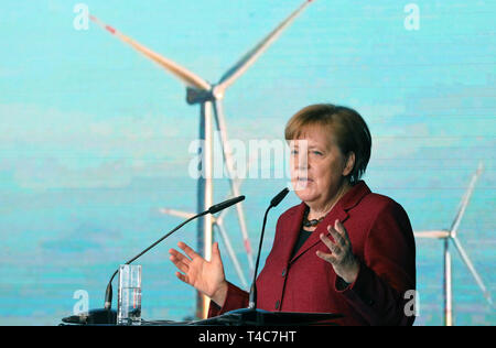 Sassnitz Mukran, Allemagne. Apr 16, 2019. Angela Merkel (CDU), Chancelier allemand, prendra la parole à la mise en service officielle de la ferme éolienne offshore d'Arkona. La ferme éolienne à 35 kilomètres au nord-est de Rügen est une coentreprise de l'énergie à base d'Essen et le groupe Eon actionnaire norvégien. Equinor Crédit : Bernd Wüstneck/dpa/Alamy Live News Banque D'Images