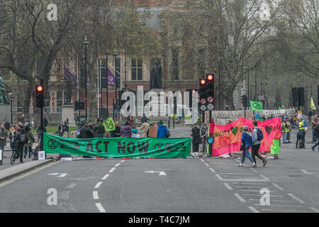 Londres, Royaume-Uni. Apr 16, 2019. Des militants appartenant à l'extinction de l'environnement continuent de protester rébellion entrées en bloquant la place du Parlement, Westminster et parties de Londres jusqu'à l'arrêt afin de sensibiliser sur les effets du réchauffement climatique et les émissions de CO2 sur la planète Crédit : amer ghazzal/Alamy Live News Banque D'Images