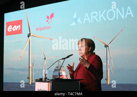 Sassnitz Mukran, Allemagne. Apr 16, 2019. Angela Merkel (CDU), Chancelier allemand, prendra la parole à la mise en service officielle de la ferme éolienne offshore d'Arkona. La ferme éolienne à 35 kilomètres au nord-est de Rügen est une coentreprise de l'énergie à base d'Essen et le groupe Eon actionnaire norvégien. Equinor Crédit : Bernd Wüstneck/dpa/Alamy Live News Banque D'Images