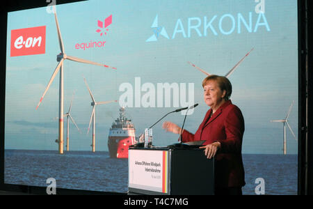 Sassnitz Mukran, Allemagne. Apr 16, 2019. Angela Merkel (CDU), Chancelier allemand, prendra la parole à la mise en service officielle de la ferme éolienne offshore d'Arkona. La ferme éolienne à 35 kilomètres au nord-est de Rügen est une coentreprise de l'énergie à base d'Essen et le groupe Eon actionnaire norvégien. Equinor Crédit : Bernd Wüstneck/dpa/Alamy Live News Banque D'Images