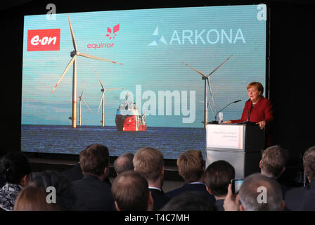 Sassnitz Mukran, Allemagne. Apr 16, 2019. Angela Merkel (CDU), Chancelier allemand, prendra la parole à la mise en service officielle de la ferme éolienne offshore d'Arkona. La ferme éolienne à 35 kilomètres au nord-est de Rügen est une coentreprise de l'énergie à base d'Essen et le groupe Eon actionnaire norvégien. Equinor Crédit : Bernd Wüstneck/dpa/Alamy Live News Banque D'Images