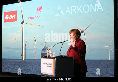 Sassnitz Mukran, Allemagne. Apr 16, 2019. Angela Merkel (CDU), Chancelier allemand, prendra la parole à la mise en service officielle de la ferme éolienne offshore d'Arkona. La ferme éolienne à 35 kilomètres au nord-est de Rügen est une coentreprise de l'énergie à base d'Essen et le groupe Eon actionnaire norvégien. Equinor Crédit : Bernd Wüstneck/dpa/Alamy Live News Banque D'Images