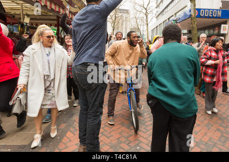 Birmingham, UK. 16 avril, 2019. Une équipe diversifiée d'une centaine de musiciens et acteurs communautaires, aux côtés d'intendants Saltine Theatre Company re-raconter l'histoire de Pâques dans une procession dans le centre-ville de Birmingham. Le Christ est à cheval dans la ville sur un vélo. La procession se termine à St Philip's Cathedral. Peter Lopeman/Alamy Live News Banque D'Images