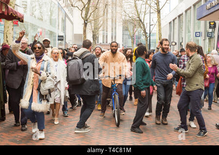 Birmingham, UK. 16 avril, 2019. Une équipe diversifiée d'une centaine de musiciens et acteurs communautaires, aux côtés d'intendants Saltine Theatre Company re-raconter l'histoire de Pâques dans une procession dans le centre-ville de Birmingham. Le Christ est à cheval dans la ville sur un vélo. La procession se termine à St Philip's Cathedral. Peter Lopeman/Alamy Live News Banque D'Images