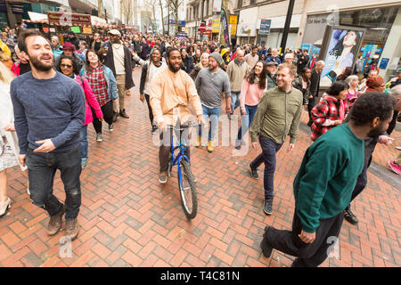 Birmingham, UK. 16 avril, 2019. Une équipe diversifiée d'une centaine de musiciens et acteurs communautaires, aux côtés d'intendants Saltine Theatre Company re-raconter l'histoire de Pâques dans une procession dans le centre-ville de Birmingham. Le Christ est à cheval dans la ville sur un vélo. La procession se termine à St Philip's Cathedral. Peter Lopeman/Alamy Live News Banque D'Images