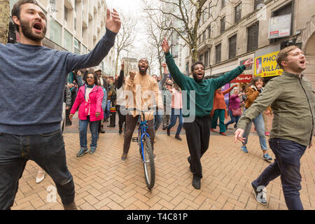 Birmingham, UK. 16 avril, 2019. Une équipe diversifiée d'une centaine de musiciens et acteurs communautaires, aux côtés d'intendants Saltine Theatre Company re-raconter l'histoire de Pâques dans une procession dans le centre-ville de Birmingham. Le Christ est à cheval dans la ville sur un vélo. La procession se termine à St Philip's Cathedral. Peter Lopeman/Alamy Live News Banque D'Images