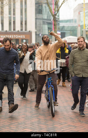 Birmingham, UK. 16 avril, 2019. Une équipe diversifiée d'une centaine de musiciens et acteurs communautaires, aux côtés d'intendants Saltine Theatre Company re-raconter l'histoire de Pâques dans une procession dans le centre-ville de Birmingham. Le Christ est à cheval dans la ville sur un vélo. La procession se termine à St Philip's Cathedral. Peter Lopeman/Alamy Live News Banque D'Images