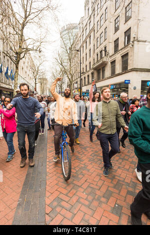 Birmingham, UK. 16 avril, 2019. Une équipe diversifiée d'une centaine de musiciens et acteurs communautaires, aux côtés d'intendants Saltine Theatre Company re-raconter l'histoire de Pâques dans une procession dans le centre-ville de Birmingham. Le Christ est à cheval dans la ville sur un vélo. La procession se termine à St Philip's Cathedral. Peter Lopeman/Alamy Live News Banque D'Images