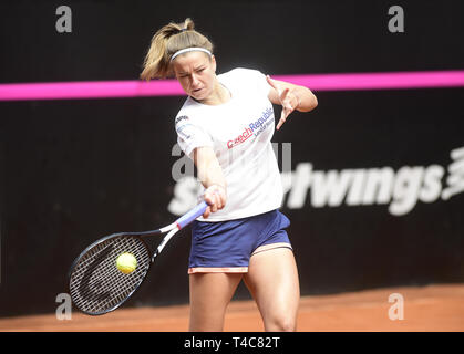 Prostejov, République tchèque. Apr 16, 2019. Le joueur de tennis tchèque Karolina Muchova trains avant la République tchèque contre le Canada Fed Cup relegation contest, le 16 avril 2019, à Prostejov, en République tchèque. Le concours aura lieu du 20 avril au 21 avril. Credit : Ludek Perina/CTK Photo/Alamy Live News Banque D'Images