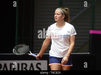 Prostejov, République tchèque. Apr 16, 2019. Le joueur de tennis tchèque Karolina Muchova trains avant la République tchèque contre le Canada Fed Cup relegation contest, le 16 avril 2019, à Prostejov, en République tchèque. Le concours aura lieu du 20 avril au 21 avril. Credit : Ludek Perina/CTK Photo/Alamy Live News Banque D'Images