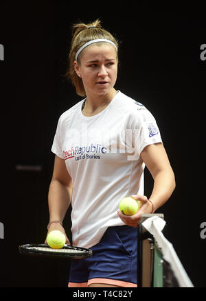 Prostejov, République tchèque. Apr 16, 2019. Le joueur de tennis tchèque Karolina Muchova trains avant la République tchèque contre le Canada Fed Cup relegation contest, le 16 avril 2019, à Prostejov, en République tchèque. Le concours aura lieu du 20 avril au 21 avril. Credit : Ludek Perina/CTK Photo/Alamy Live News Banque D'Images