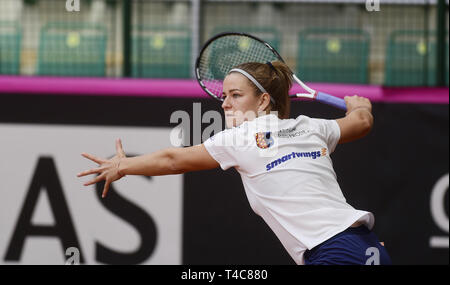 Prostejov, République tchèque. Apr 16, 2019. Le joueur de tennis tchèque Karolina Muchova (droite) trains avant la République tchèque contre le Canada Fed Cup relegation contest, le 16 avril 2019, à Prostejov, en République tchèque. Le concours aura lieu du 20 avril au 21 avril. Credit : Ludek Perina/CTK Photo/Alamy Live News Banque D'Images