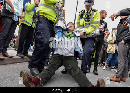 Londres, Royaume-Uni. Apr 16, 2019. Waterloo Bridge, London, UK. 16 avril 2019. Rébellion d'extinction sont arrêtés des manifestants, tout en bloquant le Waterloo Bridge. Crédit : Matthieu Chattle/Alamy Live News Banque D'Images