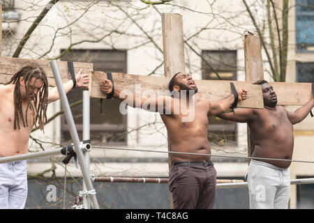 Birmingham, UK. 16 avril, 2019. Un contemporain le Christ est crucifié. Une équipe diversifiée d'une centaine de musiciens et acteurs communautaires, aux côtés d'intendants Saltine Theatre Company re-raconter l'histoire de Pâques dans une procession dans le centre-ville de Birmingham. La procession se termine à la Cathédrale St Philip's Peter Lopeman/Alamy Live News Banque D'Images