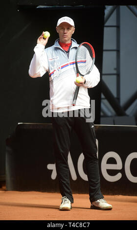 Prostejov, République tchèque. Apr 16, 2019. Petr Pala, République tchèque ne joue pas le capitaine, est vu lors d'une session de formation avant la République tchèque contre le Canada Fed Cup relegation contest, le 16 avril 2019, à Prostejov, en République tchèque. Le concours aura lieu du 20 avril au 21 avril. Credit : Ludek Perina/CTK Photo/Alamy Live News Banque D'Images