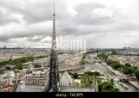 Paris France 30 Juin 2017 La Tour Eiffel Dans Le Ciel