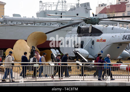 Qingdao, Chine, la province de Shandong. Apr 16, 2019. Personnes visitent le Musée de la Marine chinoise à Qingdao, province de Shandong en Chine orientale, le 16 avril 2019. Crédit : Li Ziheng/Xinhua/Alamy Live News Banque D'Images