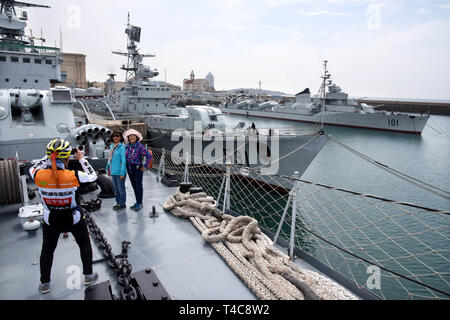 Qingdao, Chine, la province de Shandong. Apr 16, 2019. Les gens prennent des photos dans le musée de la Marine chinoise à Qingdao, province de Shandong en Chine orientale, le 16 avril 2019. Crédit : Li Ziheng/Xinhua/Alamy Live News Banque D'Images