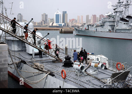 Qingdao, Chine, la province de Shandong. Apr 16, 2019. Les gens visiter un navire dans le musée de la Marine chinoise à Qingdao, province de Shandong en Chine orientale, le 16 avril 2019. Crédit : Li Ziheng/Xinhua/Alamy Live News Banque D'Images