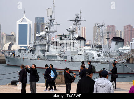 Qingdao, Chine, la province de Shandong. Apr 16, 2019. Personnes visitent le Musée de la Marine chinoise à Qingdao, province de Shandong en Chine orientale, le 16 avril 2019. Crédit : Li Ziheng/Xinhua/Alamy Live News Banque D'Images