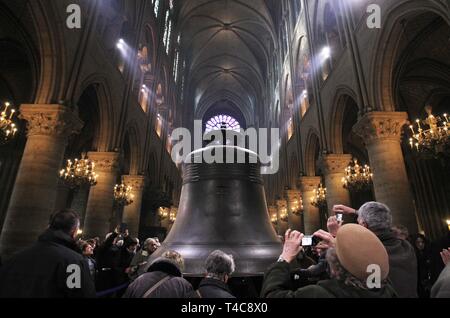 (190416) -- Paris, le 16 avril 2019 (Xinhua) -- dans le fichier photo prise le 15 février 2013, les visiteurs regarder une nouvelle cloche de bronze faite pour célébrer le 850e anniversaire de la Cathédrale Notre Dame de Paris, France. L'incendie dévastateur de la Cathédrale Notre Dame dans le centre de Paris a été publié après la gravure pendant 15 heures, les médias locaux ont rapporté le 16 avril 2019. En début de soirée le 15 avril, un incendie a éclaté dans la célèbre cathédrale. Vidéo en ligne a montré une épaisse fumée s'échapper de la partie supérieure de la cathédrale et d'énormes flammes entre ses deux clochers qui envahit la spire et l'ensemble de la toiture qui à la fois Banque D'Images