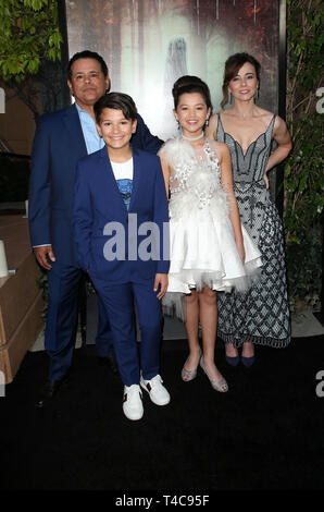Hollywood, Californie, USA. 15 avr 2019. Raymond Cruz, Lynne Jaynee Kinchen, Linda Cardellini et Chistaou Romaine lors de la première de Warner Bros. le fléau de La Llorona à l'Egyptian Theatre le 15 avril 2019 à Hollywood, Californie. Credit : MediaPunch Inc/Alamy Live News Banque D'Images