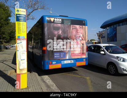 16 avril 2019, l'Espagne, Palma de Mallorca : affiches publicitaires sur un autobus de la ville sont censés encourager les touristes à consommer de l'alcool avec précaution. Des images d'ébriété lourdement vacanciers sont juxtaposés à ceux de nom pour rendre hommage à ces personnes. Le message : 'So., ce n'est pas bien. - Alors... oui." Ils font partie de la "fête". L'initiative provient de la 'Plage de Palma' association, qui a travaillé pendant quatre ans pour améliorer la qualité de l'offre sur la célèbre plage. (À l'artiste Peter Wackel parti dpa en tant qu'ambassadeur contre Ballermann excès) Photo : Patrick Schirmer Banque D'Images