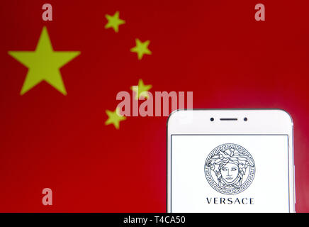 Hong Kong. 6ème apr 2019. Sur cette photo, l'illustration d'une entreprise de mode de luxe italien logo Versace est vu sur un appareil mobile Android avec la République populaire de Chine drapeau dans l'arrière-plan. Budrul Chukrut Crédit : SOPA/Images/ZUMA/Alamy Fil Live News Banque D'Images