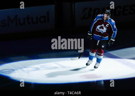 Denver, Colorado, États-Unis. Apr 15, 2019. Colorado Avalanche aile gauche Gabriel Landeskog (92) observe durant les présentations avant les Flames de Calgary et les Colorado Avalanche NHL match au Pepsi Center de Denver, Colorado. Colorado défait Calgary 6-2. John Crouch/CSM/Alamy Live News Banque D'Images