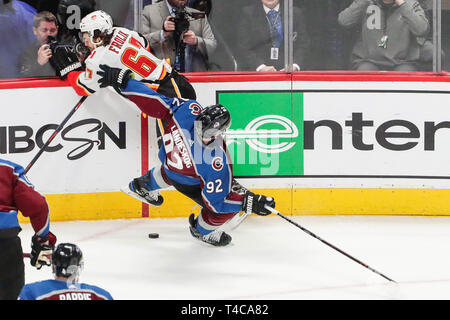 Denver, Colorado, États-Unis. Apr 15, 2019. Colorado Avalanche aile gauche Gabriel Landeskog (92) n'est pris sur ses pieds après la collision avec l'aile droite des Flames de Calgary Michael Frolik (67) au cours de l'Avalanche du Colorado Flames de Calgary et les séries éliminatoires de la LNH au Pepsi Center de Denver, Colorado. Colorado défait Calgary 6-2. John Crouch/CSM/Alamy Live News Banque D'Images