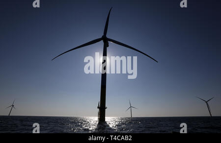 Sassnitz Mukran, Allemagne. Apr 16, 2019. Après la mise en service officielle de la ferme éolienne d'Arkona, le projet sera présenté lors d'un voyage de presse. La ferme éolienne en mer Baltique 35 kilomètres au nord-est de Rügen est une coentreprise de l'énergie à base d'Essen et le groupe Eon actionnaire norvégien. Equinor Crédit : Bernd Wüstneck/dpa/Alamy Live News Banque D'Images