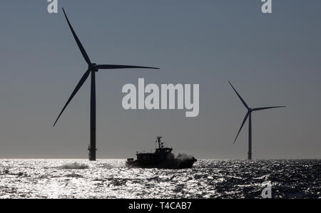 Sassnitz Mukran, Allemagne. Apr 16, 2019. Après la mise en service officielle de la ferme éolienne d'Arkona, le projet sera présenté lors d'un voyage de presse. La ferme éolienne en mer Baltique 35 kilomètres au nord-est de Rügen est une coentreprise de l'énergie à base d'Essen et le groupe Eon actionnaire norvégien. Equinor Crédit : Bernd Wüstneck/dpa/Alamy Live News Banque D'Images