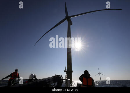 Sassnitz Mukran, Allemagne. Apr 16, 2019. Après la mise en service officielle de la ferme éolienne d'Arkona, le projet sera présenté lors d'un voyage de presse. La ferme éolienne en mer Baltique 35 kilomètres au nord-est de Rügen est une coentreprise de l'énergie à base d'Essen et le groupe Eon actionnaire norvégien. Equinor Crédit : Bernd Wüstneck/dpa/Alamy Live News Banque D'Images