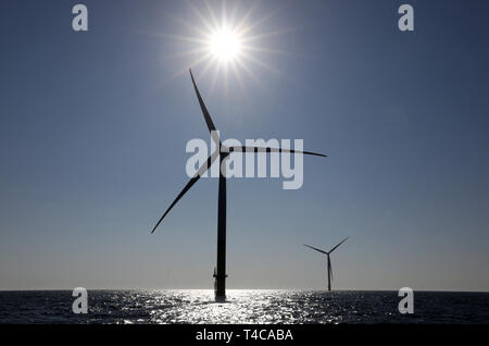 Sassnitz Mukran, Allemagne. Apr 16, 2019. Après la mise en service officielle de la ferme éolienne d'Arkona, le projet sera présenté lors d'un voyage de presse. La ferme éolienne en mer Baltique 35 kilomètres au nord-est de Rügen est une coentreprise de l'énergie à base d'Essen et le groupe Eon actionnaire norvégien. Equinor Crédit : Bernd Wüstneck/dpa/Alamy Live News Banque D'Images