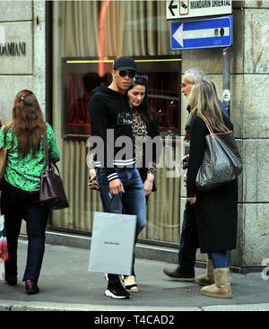 Milan, Joao Miranda et épouse Jaqueline dans le centre le défenseur de l'INTER et l'ÉQUIPE NATIONALE DU BRÉSIL, Joao Miranda promenades à travers les rues du centre-ville avec son épouse Jacqueline. Ici ils sont à pied dans la via Montenapoleone après le shopping. Banque D'Images