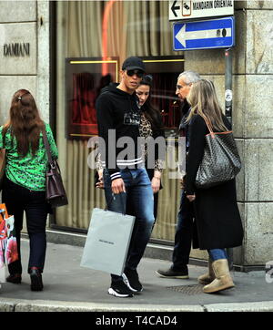 Milan, Joao Miranda et épouse Jaqueline dans le centre le défenseur de l'INTER et l'ÉQUIPE NATIONALE DU BRÉSIL, Joao Miranda promenades à travers les rues du centre-ville avec son épouse Jacqueline. Ici ils sont à pied dans la via Montenapoleone après le shopping. Banque D'Images