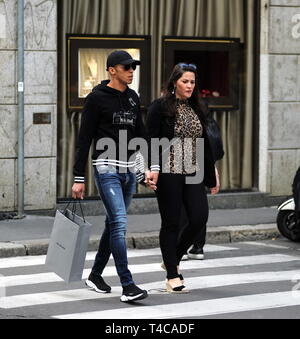 Milan, Joao Miranda et épouse Jaqueline dans le centre le défenseur de l'INTER et l'ÉQUIPE NATIONALE DU BRÉSIL, Joao Miranda promenades à travers les rues du centre-ville avec son épouse Jacqueline. Ici ils sont à pied dans la via Montenapoleone après le shopping. Banque D'Images