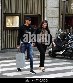 Milan, Joao Miranda et épouse Jaqueline dans le centre le défenseur de l'INTER et l'ÉQUIPE NATIONALE DU BRÉSIL, Joao Miranda promenades à travers les rues du centre-ville avec son épouse Jacqueline. Ici ils sont à pied dans la via Montenapoleone après le shopping. Banque D'Images