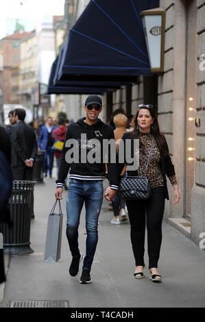 Milan, Joao Miranda et épouse Jaqueline dans le centre le défenseur de l'INTER et l'ÉQUIPE NATIONALE DU BRÉSIL, Joao Miranda promenades à travers les rues du centre-ville avec son épouse Jacqueline. Ici ils sont à pied dans la via Montenapoleone après le shopping. Banque D'Images