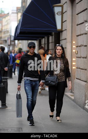 Milan, Joao Miranda et épouse Jaqueline dans le centre le défenseur de l'INTER et l'ÉQUIPE NATIONALE DU BRÉSIL, Joao Miranda promenades à travers les rues du centre-ville avec son épouse Jacqueline. Ici ils sont à pied dans la via Montenapoleone après le shopping. Banque D'Images