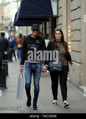 Milan, Joao Miranda et épouse Jaqueline dans le centre le défenseur de l'INTER et l'ÉQUIPE NATIONALE DU BRÉSIL, Joao Miranda promenades à travers les rues du centre-ville avec son épouse Jacqueline. Ici ils sont à pied dans la via Montenapoleone après le shopping. Banque D'Images