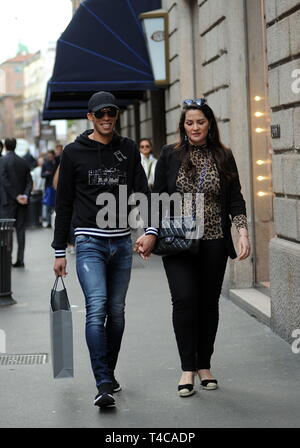 Milan, Joao Miranda et épouse Jaqueline dans le centre le défenseur de l'INTER et l'ÉQUIPE NATIONALE DU BRÉSIL, Joao Miranda promenades à travers les rues du centre-ville avec son épouse Jacqueline. Ici ils sont à pied dans la via Montenapoleone après le shopping. Banque D'Images