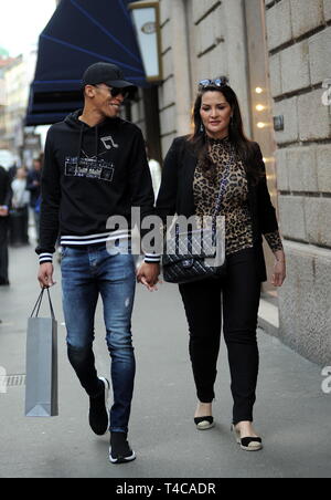 Milan, Joao Miranda et épouse Jaqueline dans le centre le défenseur de l'INTER et l'ÉQUIPE NATIONALE DU BRÉSIL, Joao Miranda promenades à travers les rues du centre-ville avec son épouse Jacqueline. Ici ils sont à pied dans la via Montenapoleone après le shopping. Banque D'Images