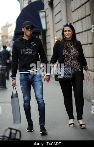 Milan, Joao Miranda et épouse Jaqueline dans le centre le défenseur de l'INTER et l'ÉQUIPE NATIONALE DU BRÉSIL, Joao Miranda promenades à travers les rues du centre-ville avec son épouse Jacqueline. Ici ils sont à pied dans la via Montenapoleone après le shopping. Banque D'Images