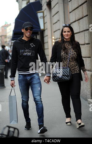 Milan, Joao Miranda et épouse Jaqueline dans le centre le défenseur de l'INTER et l'ÉQUIPE NATIONALE DU BRÉSIL, Joao Miranda promenades à travers les rues du centre-ville avec son épouse Jacqueline. Ici ils sont à pied dans la via Montenapoleone après le shopping. Banque D'Images