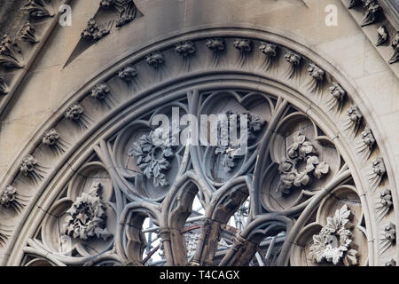 Paris, France. Apr 16, 2019. 16 avril 2019, la France (France), Paris : La façade extérieure de la cathédrale Notre-Dame est décoré de suie noire. Le lundi soir (15.04.2019) un incendie a éclaté dans la célèbre cathédrale Notre-Dame de Paris. Au-dessus du Monument il y avait des flammes et une énorme colonne de fumée. Un petit tour pointue dans le milieu du toit s'est effondré. Photo : Marcel Kusch/dpa dpa : Crédit photo alliance/Alamy Live News Banque D'Images