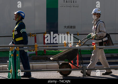 Tokyo, Japon. Apr 16, 2019. Les travailleurs continuent de construire le nouveau Stade national. Le nouveau Stade national sera le lieu de Tokyo 2020 Jeux Olympiques et Paralympiques. Credit : Rodrigo Reyes Marin/AFLO/Alamy Live News Banque D'Images