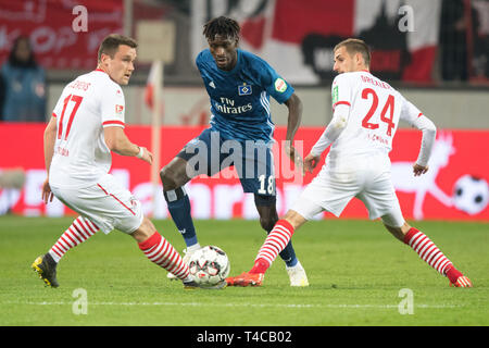 JATTA boulangerie (mi., HH) contre Christian Clemens (gauche, K) et Dominick DREXLER (K), action, lutte pour le ballon, football 2. Bundesliga, 29. journée, 1.FC Cologne (K) - HSV Hamburg Hambourg Hambourg (HH) 1 : 1, le 15.04.2019 dans Koeln / Allemagne. ¬ | conditions dans le monde entier Banque D'Images