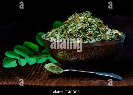 Le moringa, getrocknete Moringa-Blaetter Laeffel dans Moringapulver, Schale mit Banque D'Images