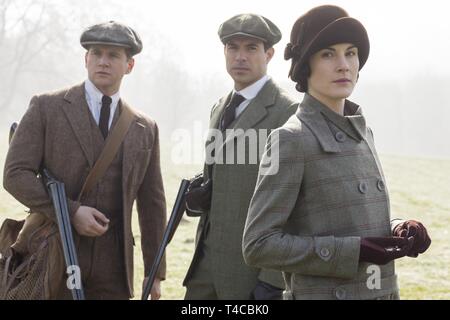 ALLEN LEECH , MICHELLE DOCKERY et TOM CULLEN dans DOWNTON ABBEY (2010). Saison 5 Épisode 1. Credit : CARNIVAL FILMS / Album Banque D'Images